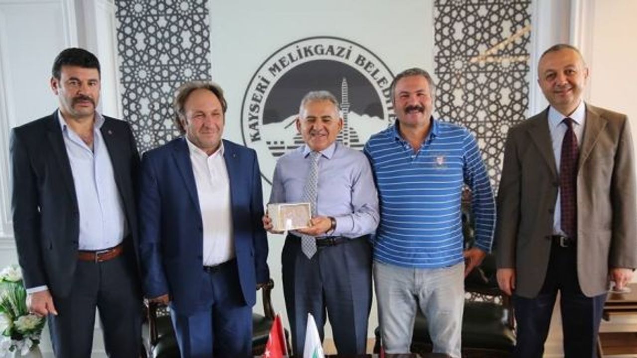 Kayseri Gemerekliler Dernek yönetimi Başkan Memduh Büyükkılıç’ı ziyaret etti