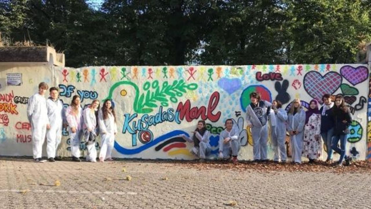 Kuşadalı gençler, Marl ve Kuşadası için barış güvercini çizdi