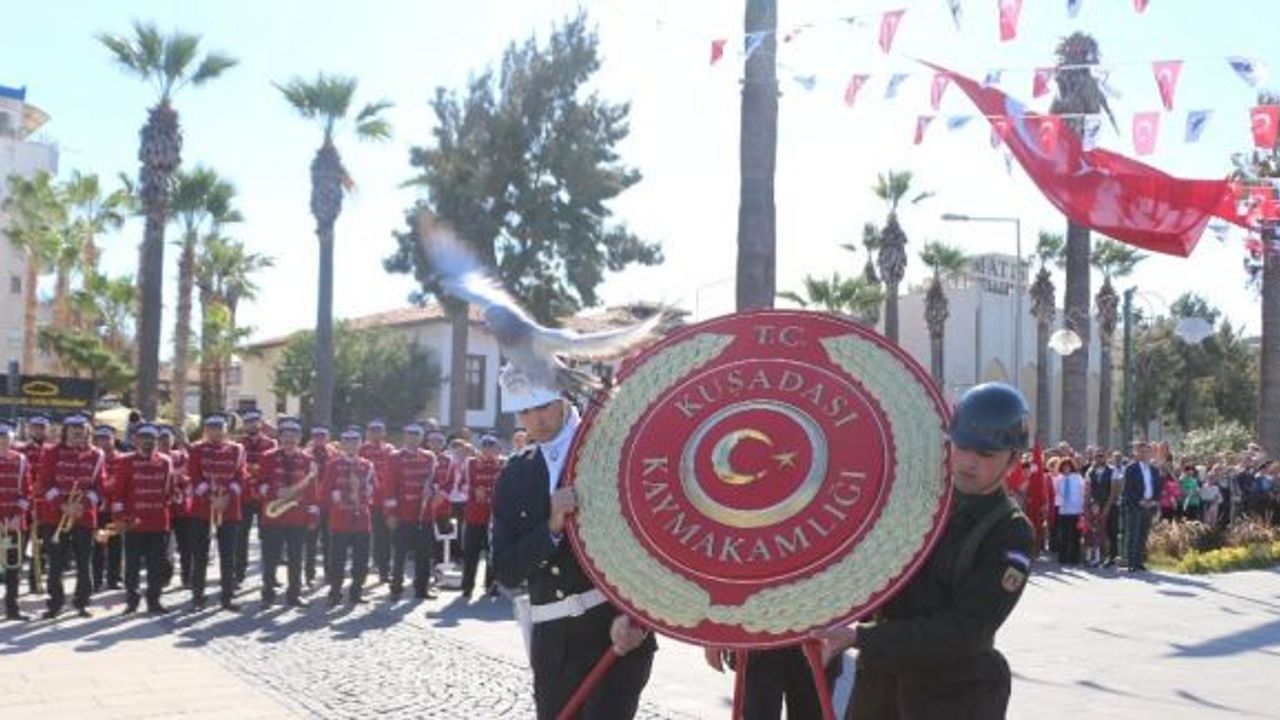 Kuşadası’nda Cumhuriyet Bayramı kutlamaları çelenk koyma töreni ile başladı