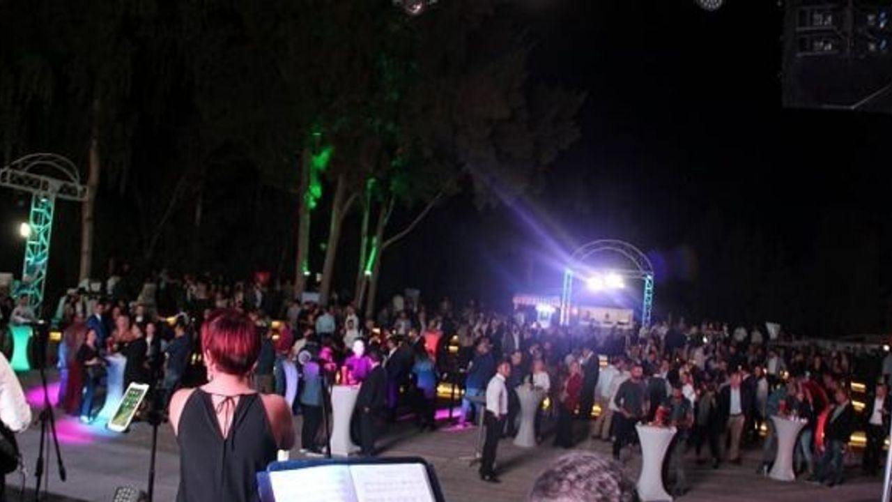 Kuşadası’nda otelciler açık hava partisinde bir araya geldi