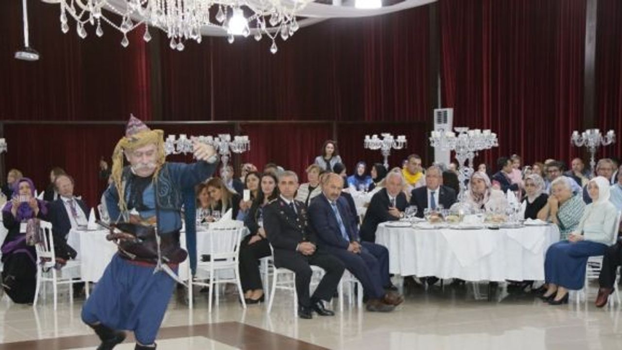 Kütahya’da ’Zeybek Alayı Sahne Sunumu ile Erkek Koleksiyonu Sergisi’