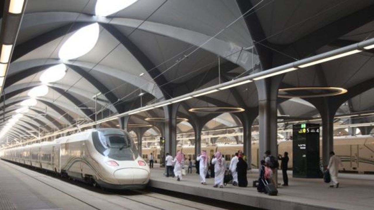 Mekke-i Mükerreme ile Medine-i Münevvere arasında hızlı tren seferleri başladı
