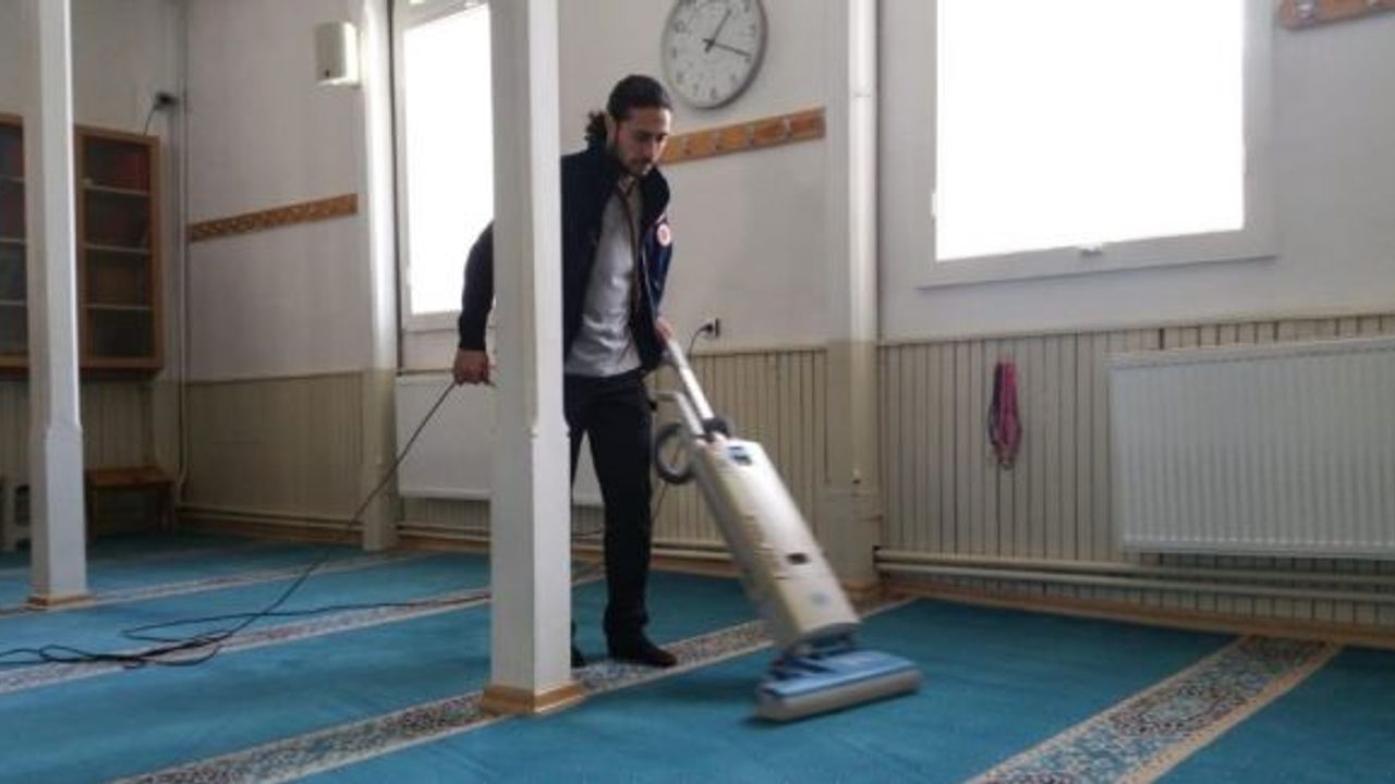 Nenehatun ve Ejder spor kulübü izci ve liderleri, Köşk Camiinin temizliği yaptı