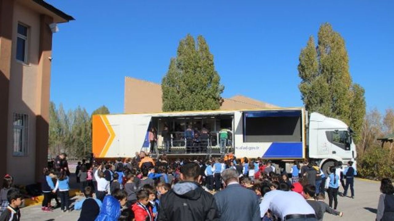 Öğrenciler Deprem Simülasyon Tırında depremi bire bir yaşadı