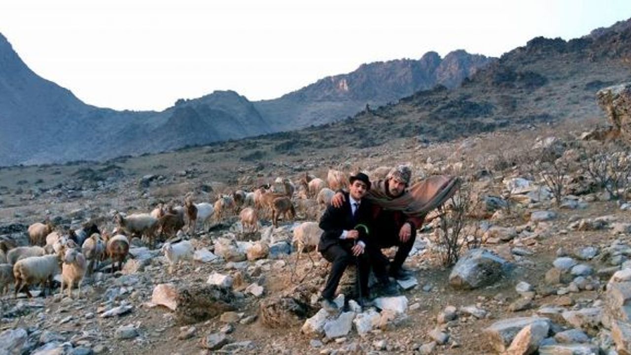 (ÖZEL) Afgan Charlie Chaplin, halka savaşı unutturuyor