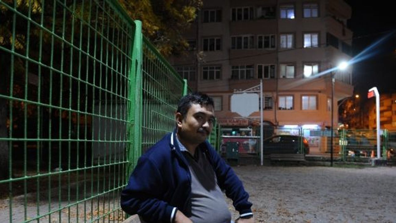 (Özel Haber) Parkta bulduğu 60 bin lira değerindeki altınları sahibine teslim etti