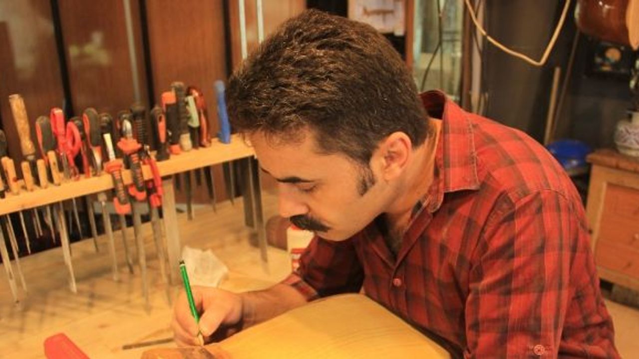 (Özel Haber) Saz ustası olmak için okulunu bıraktı