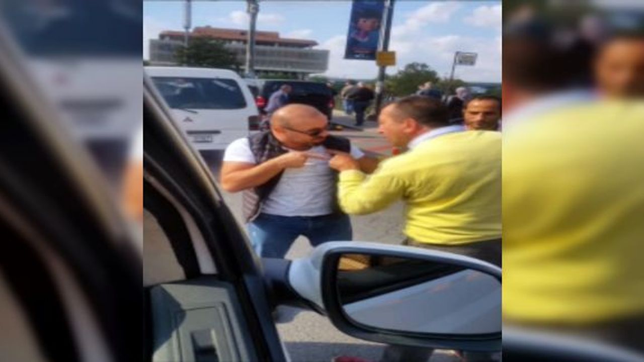 (Özel) UBER sürücüsü ile taksici arasındaki yumruk ve tokatlı kavga kamerada