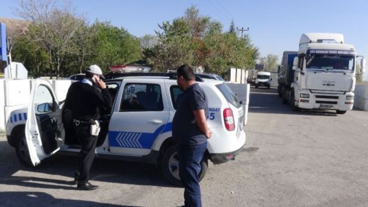 Plakaları lastikle kapatan tır sürücüleri polisten kaçamadı