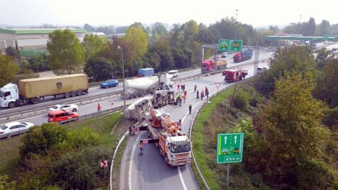 Sakarya gişelerinde beton mikseri devrildi: 1 ölü