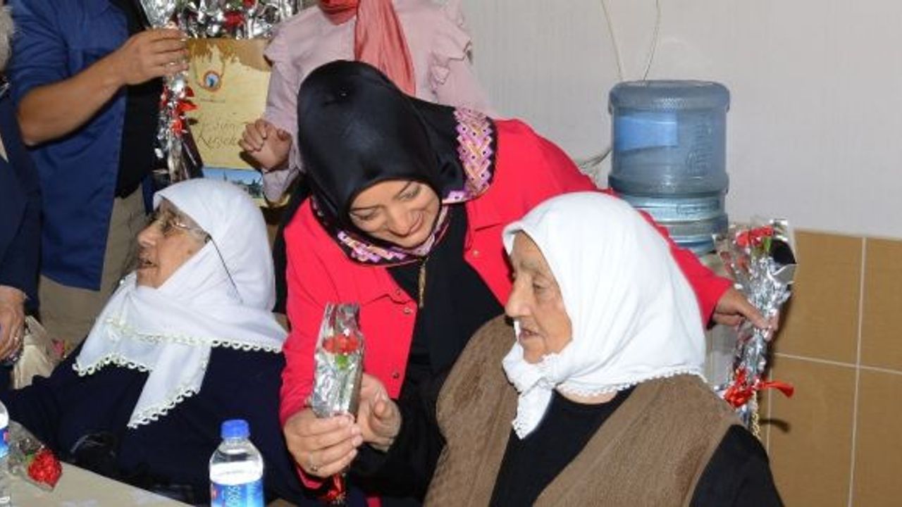 Vali Akın’ın eşi Saliha Akın, huzur evinde yaşlılarla bir araya geldi