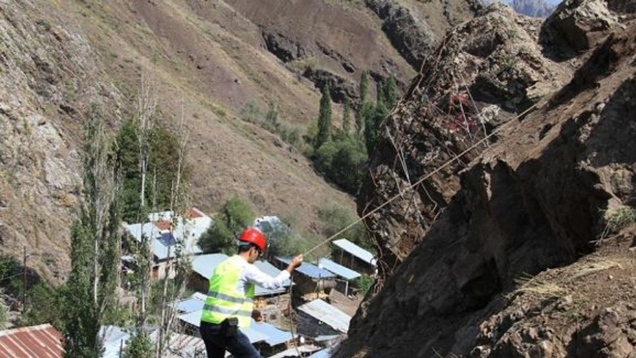 Yerleşim Alanlarını etkileyen, düşmesi muhtemel kayaların ıslahı çalışmaları tamamlandı