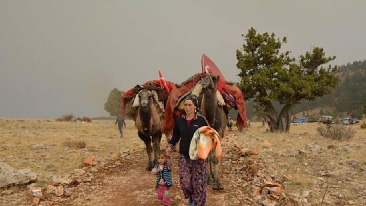 Yörük ailenin Toroslardan develeriyle göç yolculuğu başladı