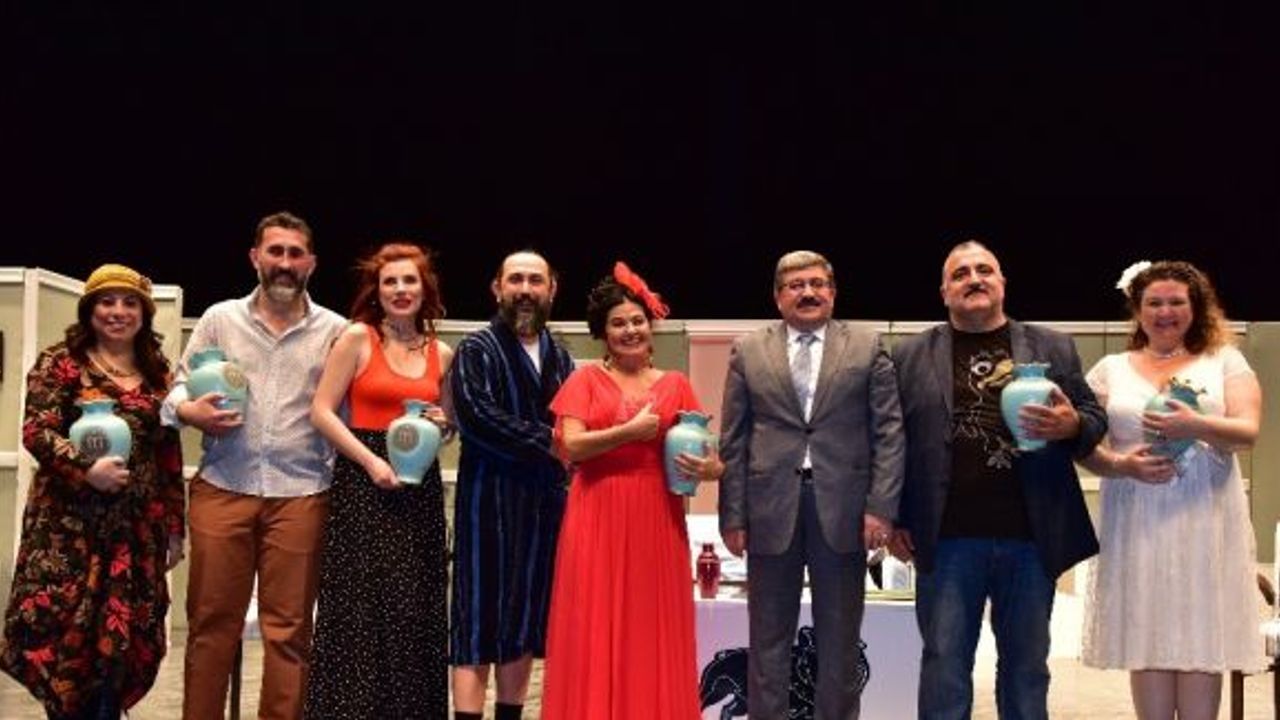 10 bini aşkın tiyatrosever tiyatro oyunları ile buluştu