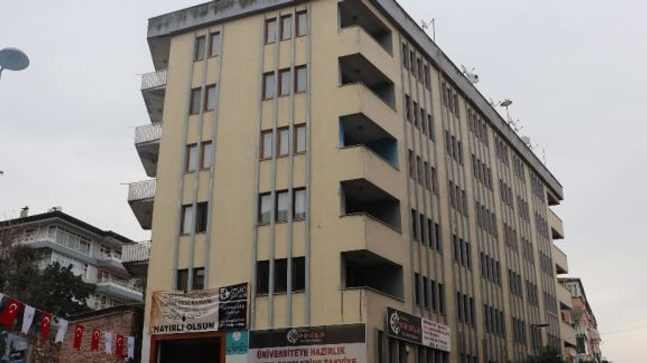 6 katlı binanın altına gömülen tarihi hamam gün yüzüne çıkarıldı