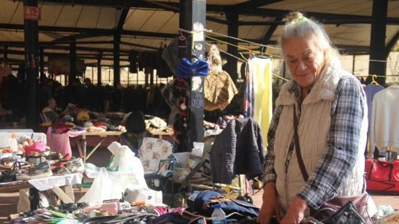 70’li yılların ünlü sanatçısı Serpil Örümcer pazar tezgahı başında