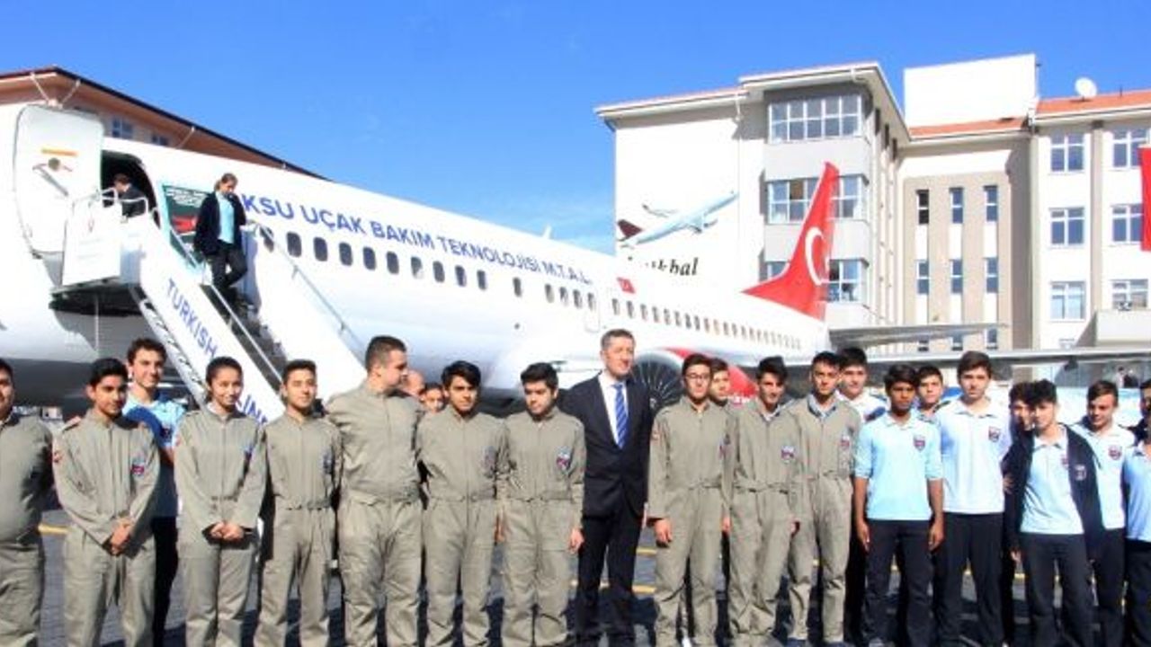 Bakan Ziya Selçuk, dev uçağın önünde öğrenciler olmadan fotoğraf çektirmedi