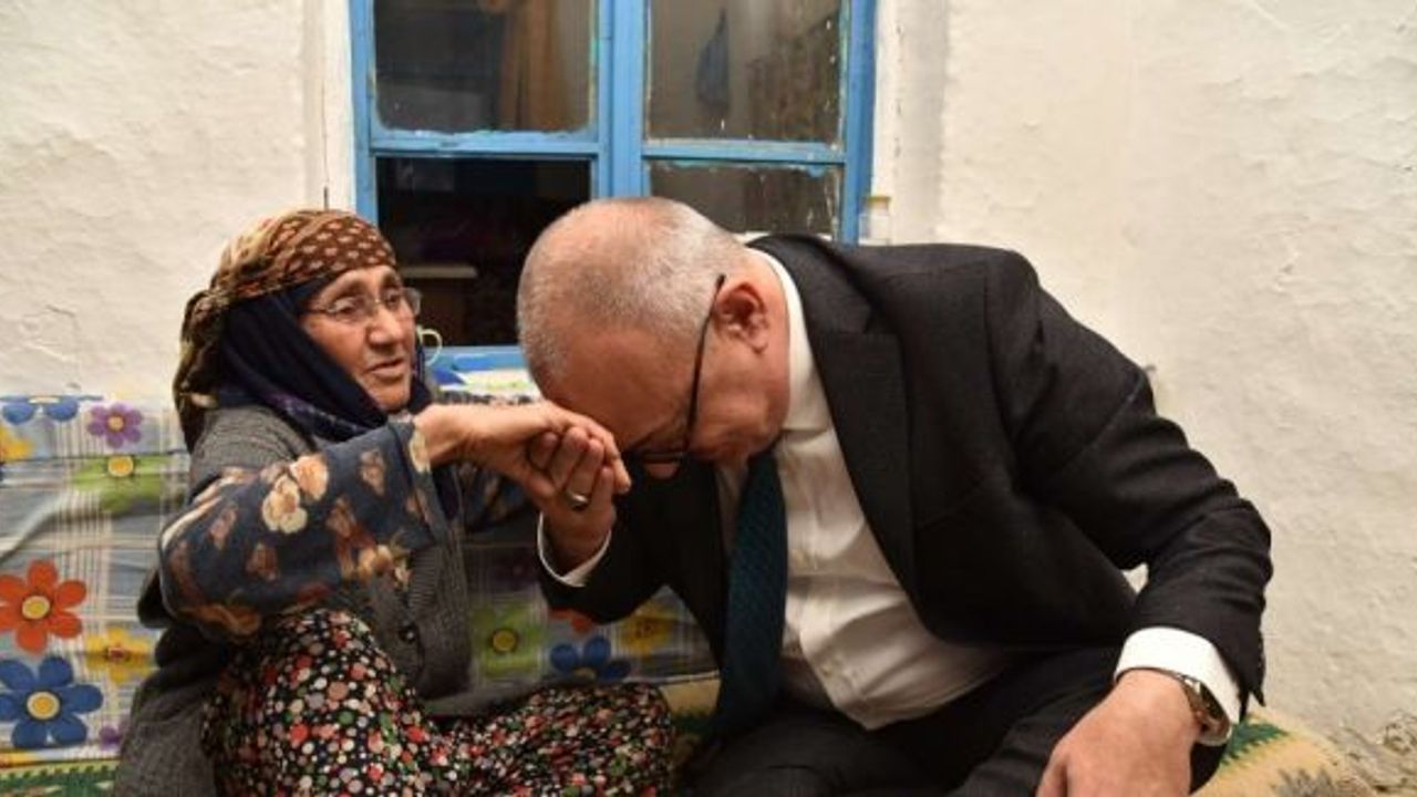 Başkan Ergün, fotoğrafını okşayan Şadiye nine ile buluştu