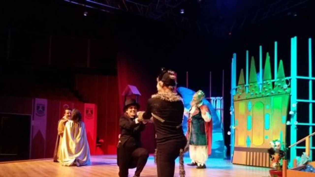 Bodrum Şehir Tiyatrosu’nun ilk çocuk oyunu Çizmeli Kedi sahnede