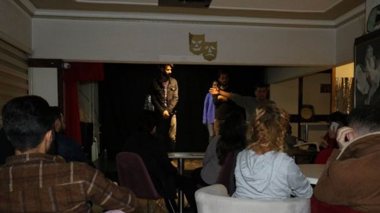 Bu kafede oyun oynamak yasak tiyatro gösterimi serbest