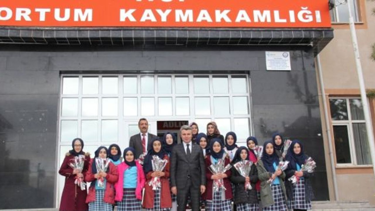İmam Hatip Öğrencileri  bütün ilçeye gül dağıttılar