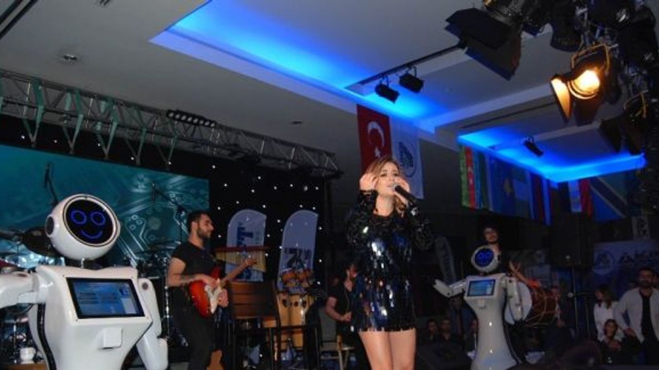 İnsansı robotlar danslarıyla ünlü şarkıcı Merve Özbey’e eşlik etti