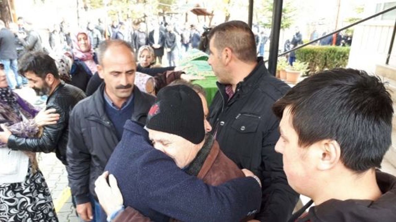 Kahramankazan Belediye Başkanı Lokman Ertürk acılı babayı teselli etti