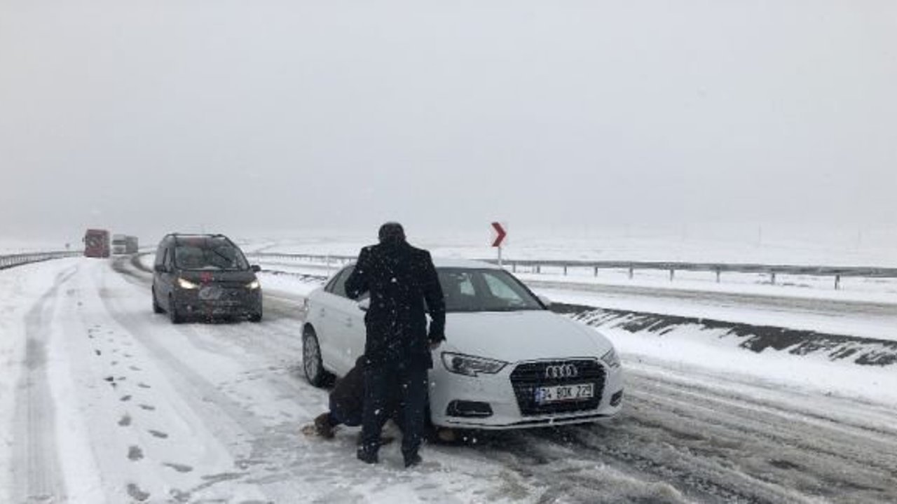 Kars’ta kar ve tipiden dolayı araçlar yolda mahsur kaldı