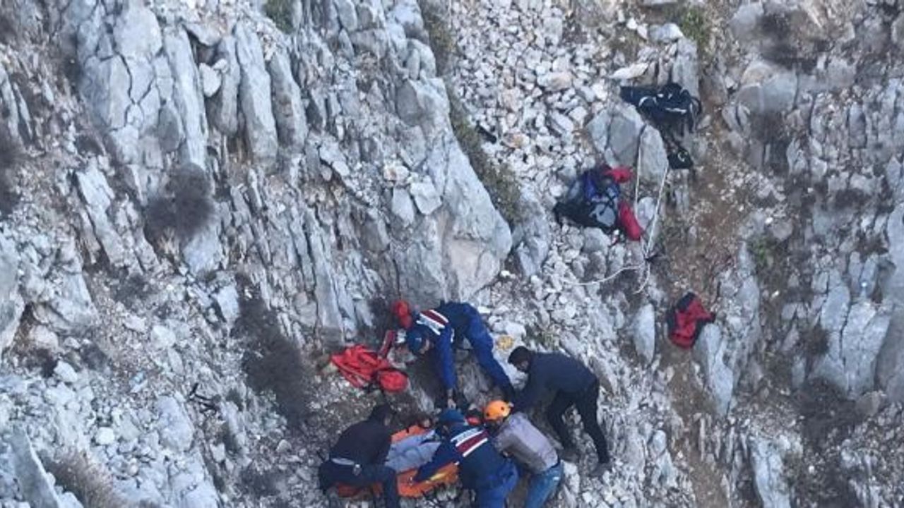 Kayalıklara düşen Fransız yamaç paraşütçüsüne nefes kesen kurtarma operasyonu