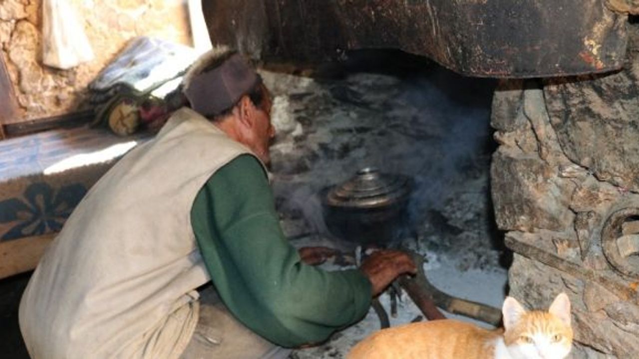 Kör, sağır ve dilsiz yaşlı kardeşlerin yaşam mücadelesi