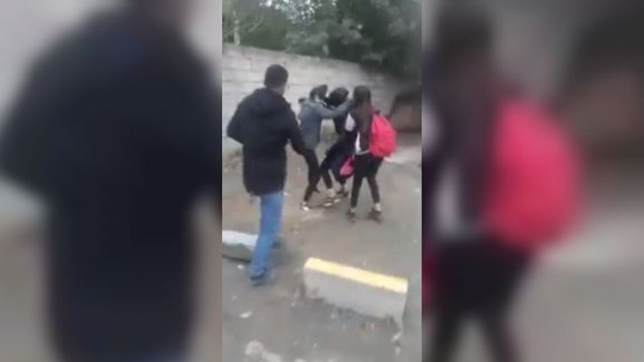 Liseli kızlar okul çıkışı saç saça, baş başa kavga etti