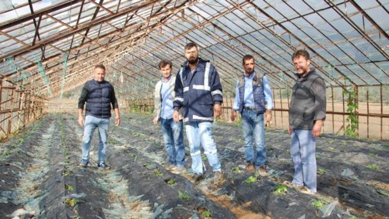 Mersin’de dolu cam seraları yerle bir etti