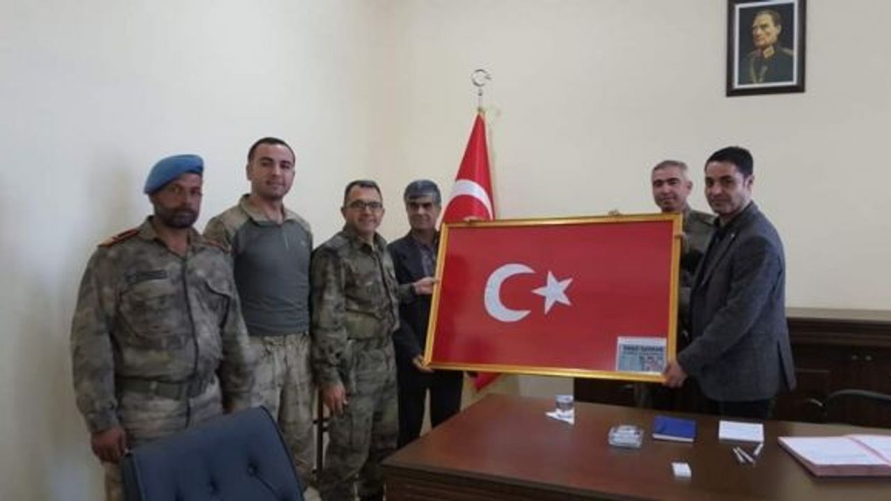 Mihalgazi kadınlarının ördüğü el örgüsü Türk bayrağı Afrin’e ulaştı