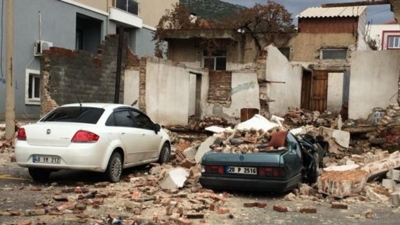 Milas’ta eski bina çöktü, 2 araç enkaz altında kaldı