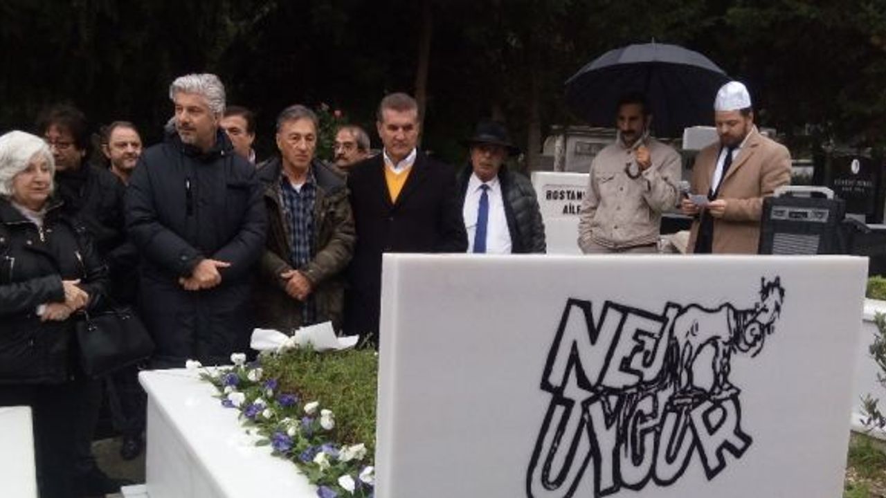 Nejat Uygur vefatının 5. yılında mezarı başında anıldı