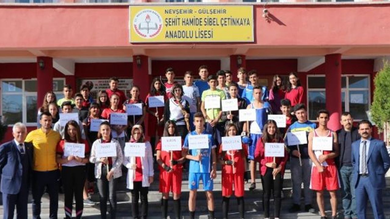 Nevşehir’de öğrenciler plaj futbolu ve plaj voleybolu oynuyor