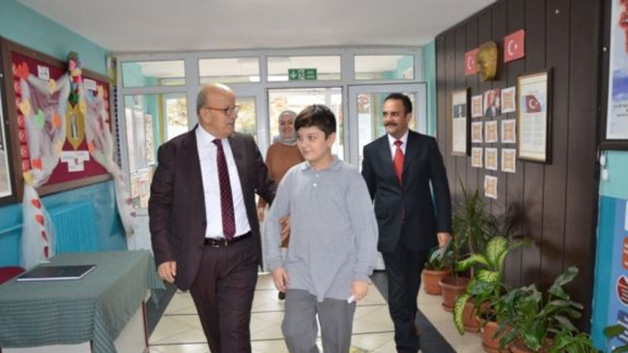 Okul başkanı vaatleri için belediye başkanından destek istedi