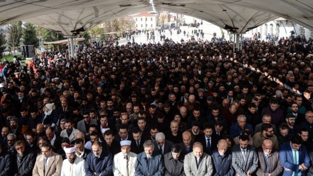 Öldürülen gazeteci Cemal Kaşıkçı için Fatih Camii’nde gıyabi cenaze namazı kılındı