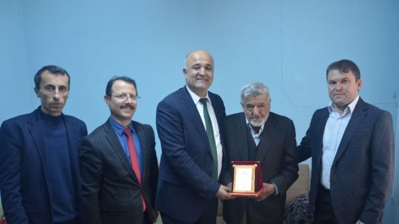 En yaşlı öğretmeni ziyaret edip Öğretmenler Günü’nü kutladılar