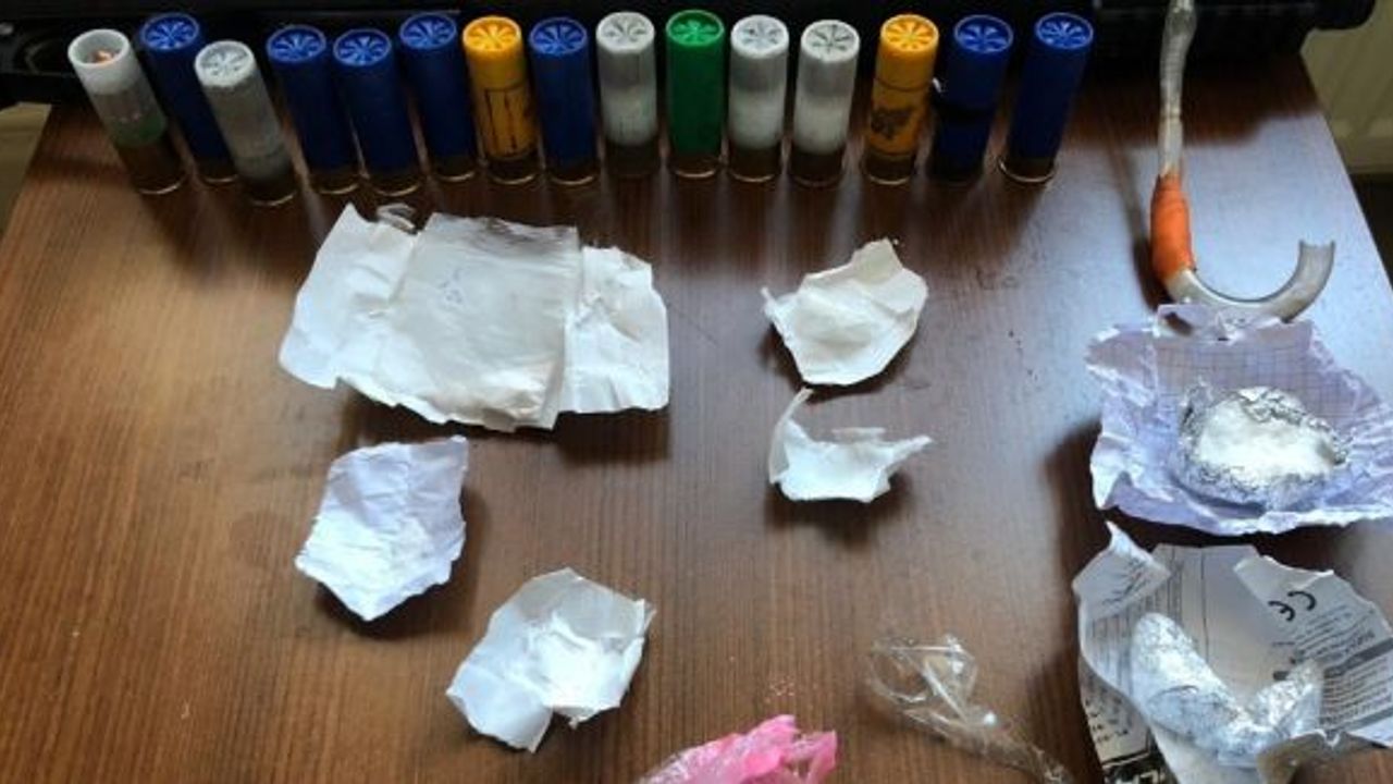 Polisin durduğu otomobilde uyuşturucu ve tüfek ele geçirildi