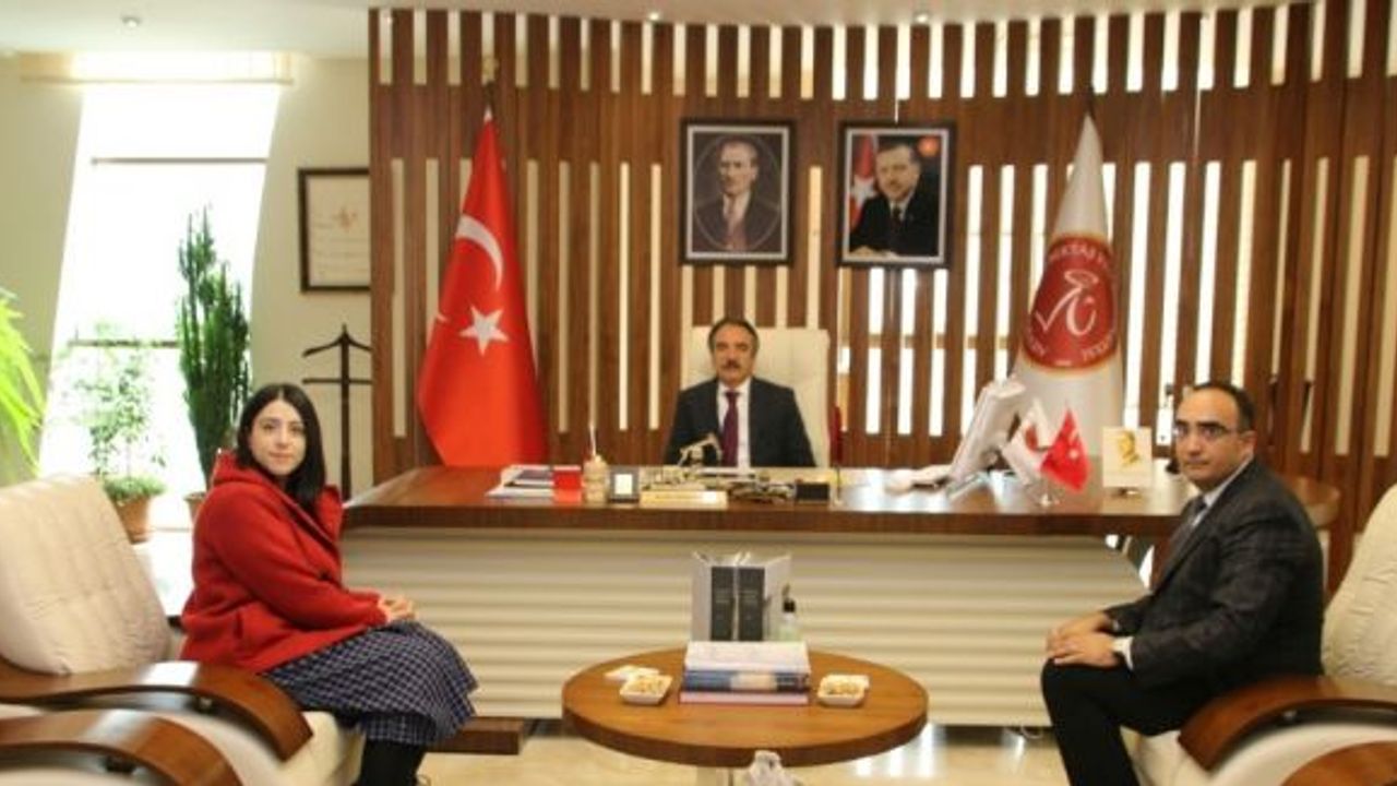 Rektör Bağlı, Japonca konuşma yarışmasında ikinci olan Öndoğan’ı tebrik etti