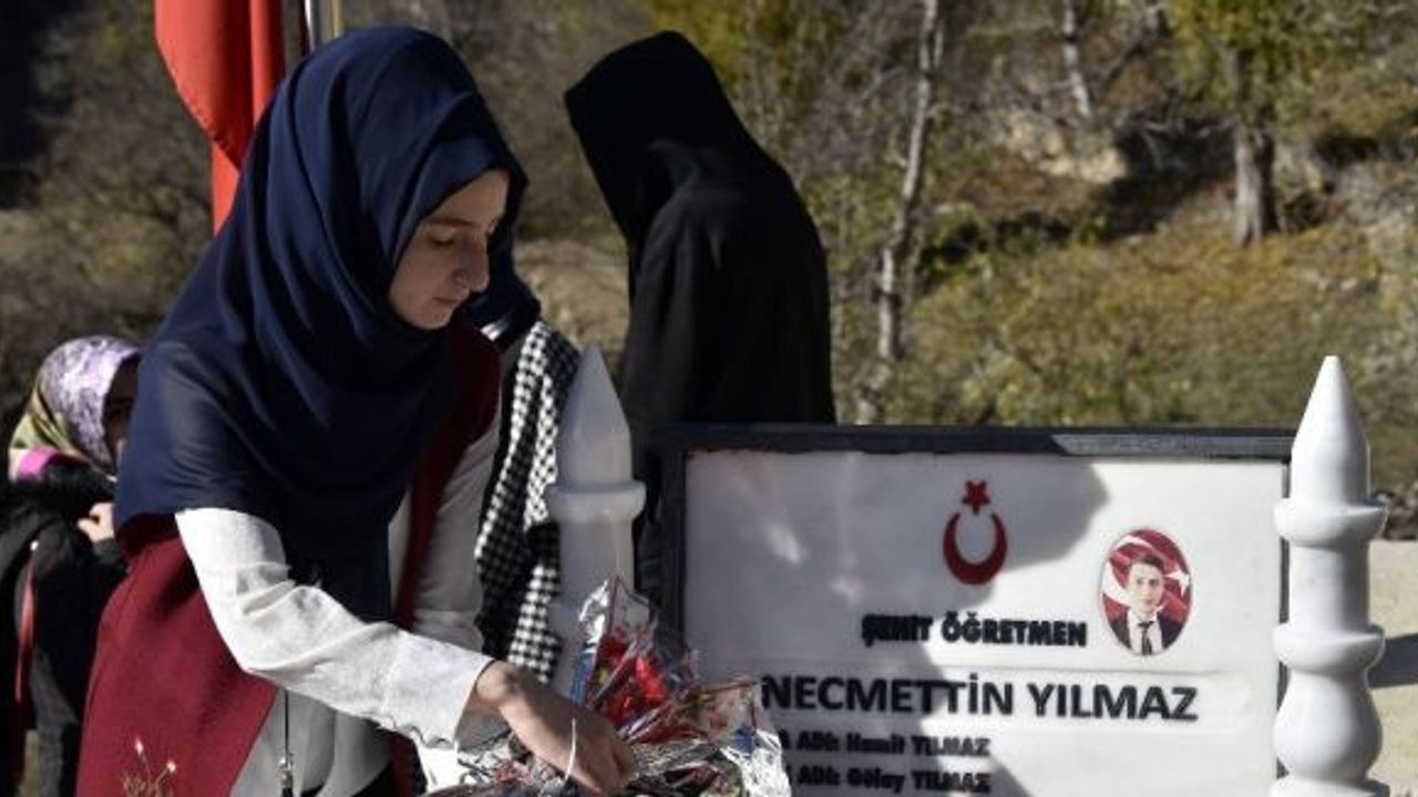 Şehit Öğretmen Necmettin Yılmaz’ın mezarına Öğretmenler Günü’nde ziyaretçi akını