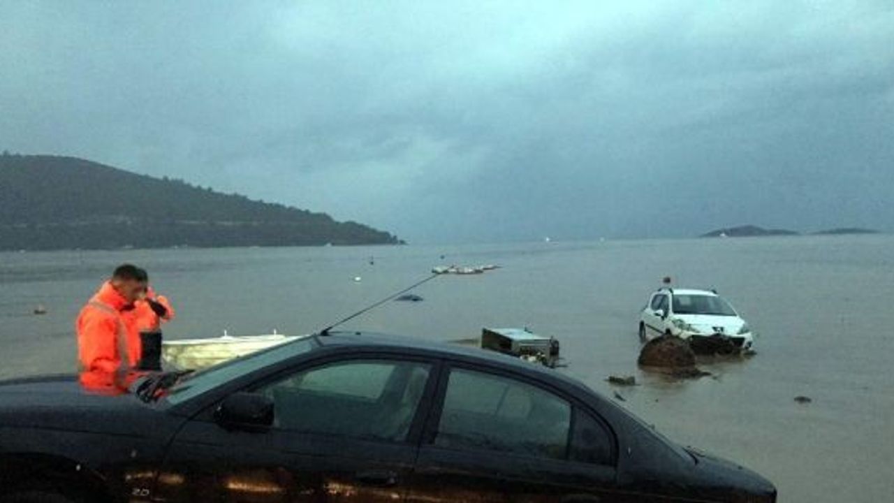 Selin araçlarıyla birlikte denize sürüklediği 2 balıkçı son anda kurtarıldı