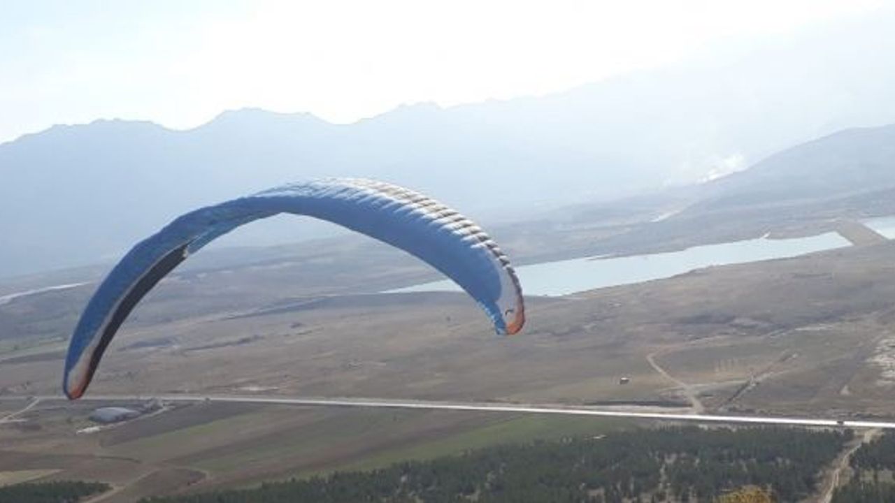 Seydişehir Çal Tepesinde ilk kez yamaç paraşütü atlayışı gerçekleştirildi