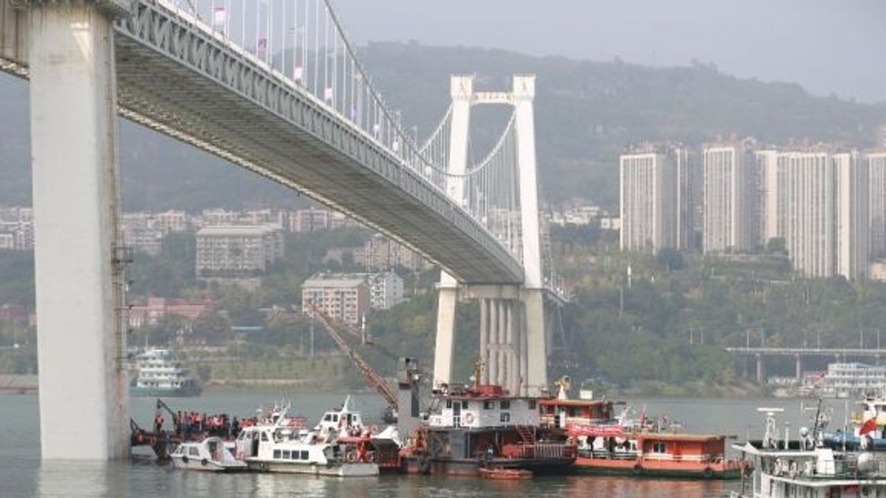 Seyir halindeki otobüste yolcuyla şoför kavga etti: 15 ölü