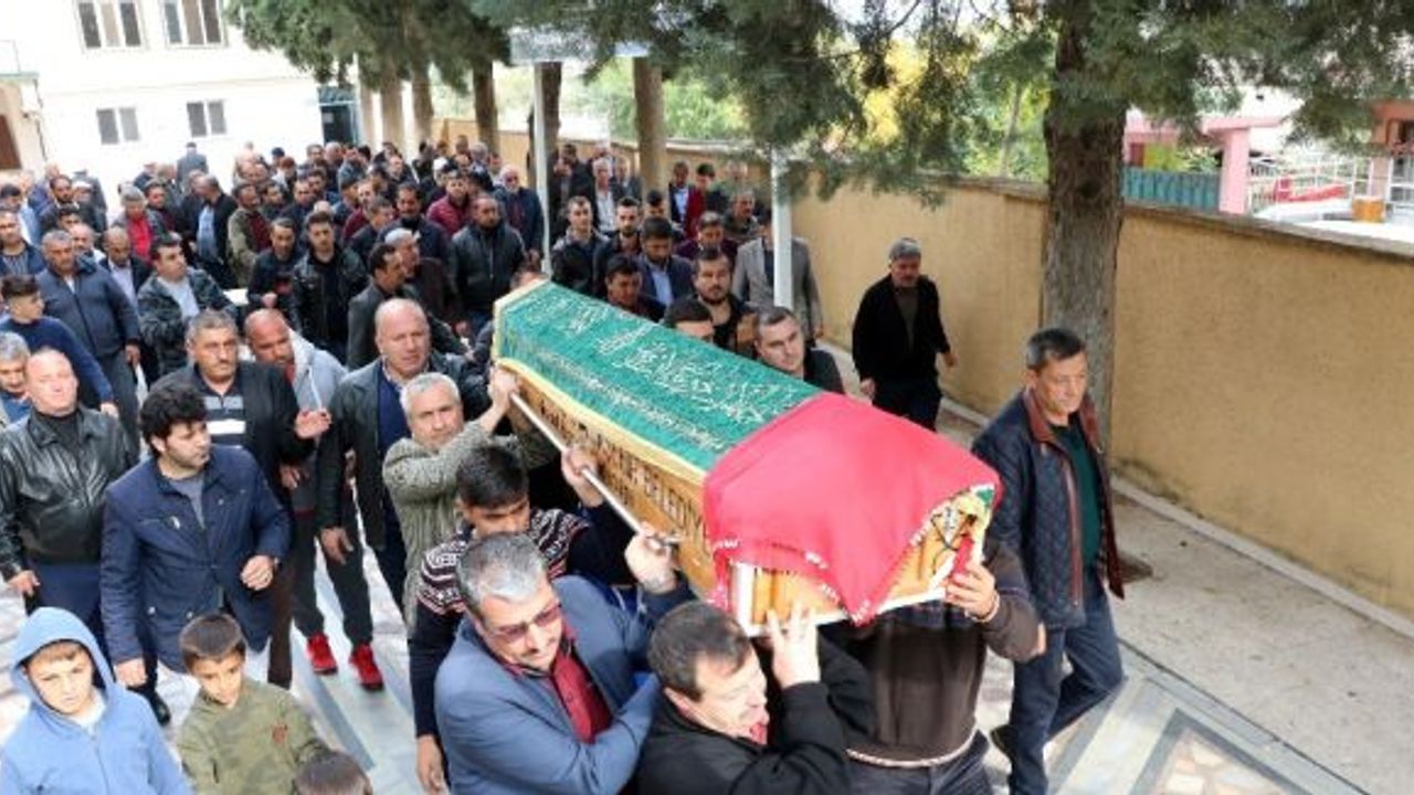 Vahşice öldürülen liseli Fatma Nur son yolculuğuna uğurlandı