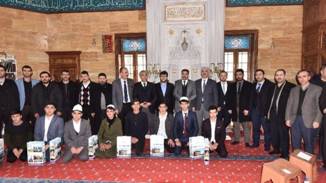 Ahlat’ta ‘İmam Hatip Liseleri Arası Ezan Okuma ve Hafızlık’ yarışması