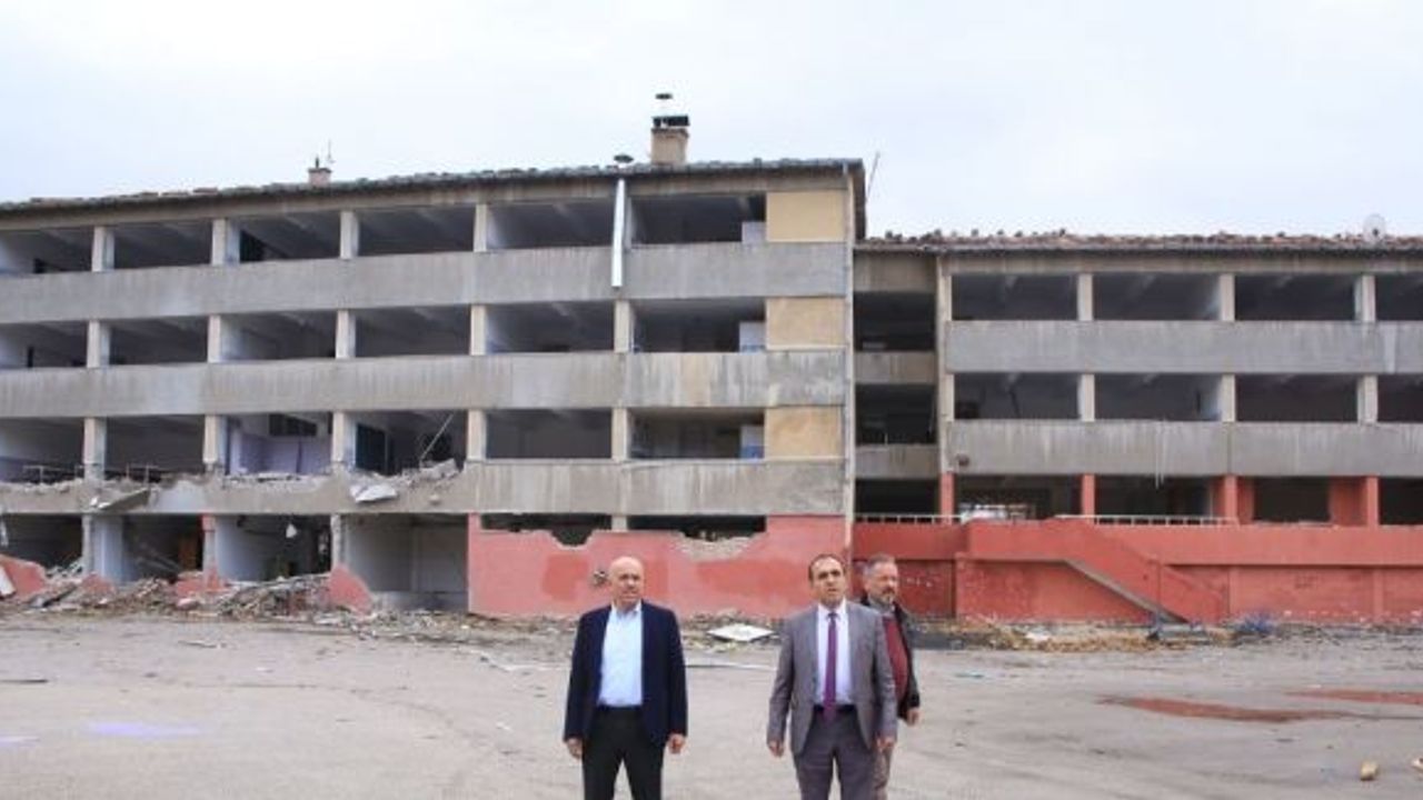 Aktekke Kent Meydanı projesi kapsamında iki okulun yıkımına başlandı