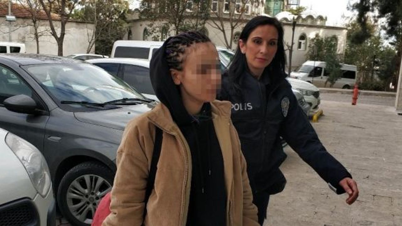 Alışveriş merkezindeki 2 hırsızlık zanlısı kadın yakalandı