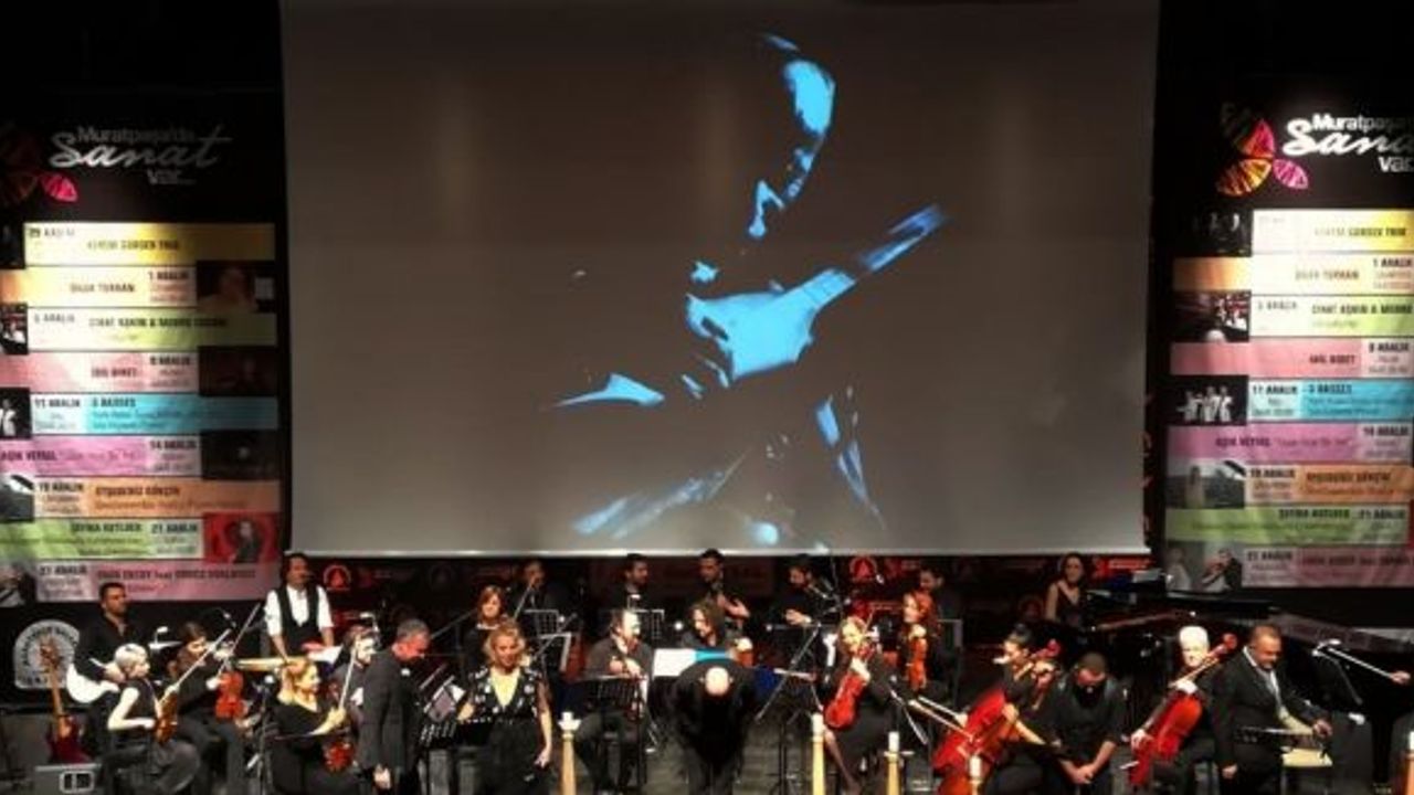 Aşık Veysel’in hayatı ve felsefesi senfonik ve yerel tarzda görsel sahne sanatlarıyla anlatıldı